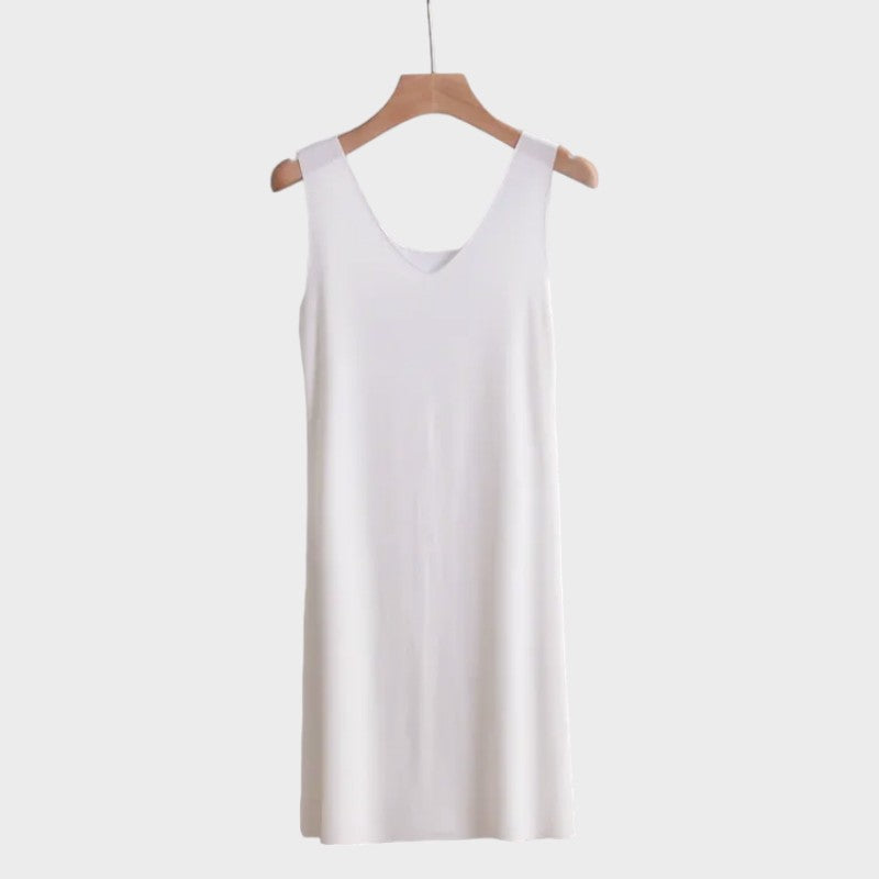 Fond de robe blanche longue sur cintre